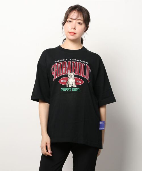 SlashDate（スラッシュデイト）の「SHIBAHOLIC EMB COLLEGE TEE /柴犬カレッジロゴワッペンTシャツ/ビッグシルエット（Tシャツ/カットソー・レディース・ホワイト/ブラック/イエロー/グリーン・S/M/L）」の6枚目の写真