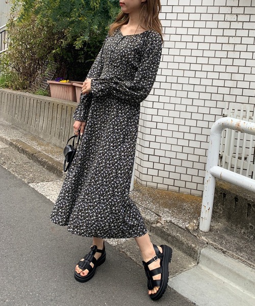 OLIVE des OLIVE（オリーブデオリーブ）の「フラワーシャーリングワンピース（ワンピース・レディース・アイボリー/ブラック/オフホワイト・FREE）」の5枚目の写真