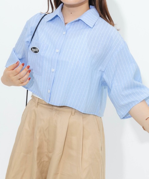 nemne store(ネンネストア)の「ワッペンストライプ半袖ショートシャツ(シャツ/ブラウス・レディース・パープル/オフホワイト/ブルー・フリー)」の1枚目の写真