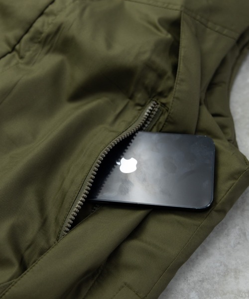 NYLAUS(ナイラス)の「ハッピーフェイクダウンベスト(ダウンベスト・メンズ・カーキ/ブラック/グレイッシュベージュ・M/L)」の15枚目の写真