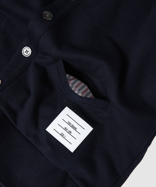 THOM BROWNE（トムブラウン）の「V NECK CARDIGAN IN CLASSIC LOOP BACK W/ ENGINEERED 4 BAR SLEEVE（カーディガン/ボレロ・メンズ・ネイビー/グレー・0/1/2）」の4枚目の写真