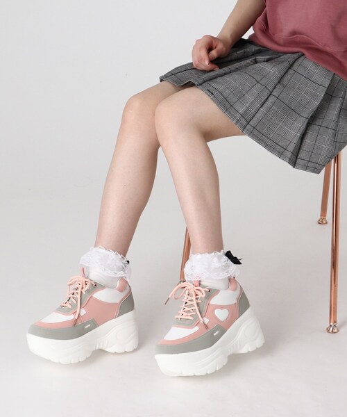 cs T&P(シーエスティーアンドピー)の「ボリューム厚底ソール モチーフレースアップシューズ(スニーカー・レディース・パープル系/ブラック/ホワイト/ピンク系・S/M/L/LL)」の4枚目の写真
