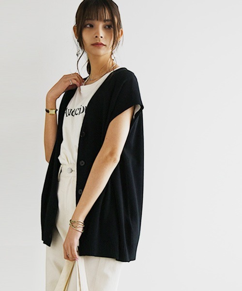 and it_(アンドイット)の「Vネックボタンニットベスト(Tシャツ/カットソー・レディース・ベージュ/ブラック/ライラック・M/L)」の4枚目の写真