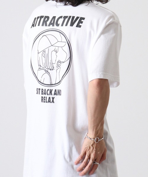 MODISH GAZE（モディシュガゼ）の「MODISH GAZE スモーキングガール SIT BACK AND RELAX半袖Tシャツ（Tシャツ/カットソー・メンズ・ネイビー系1/ネイビー系2/ブラック×ホワイト/ホワイト×ブラック・L/XL/M）」の2枚目の写真