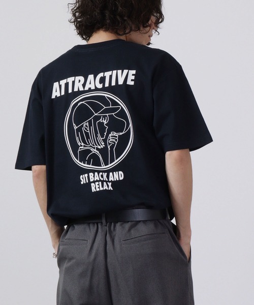 MODISH GAZE（モディシュガゼ）の「MODISH GAZE スモーキングガール SIT BACK AND RELAX半袖Tシャツ（Tシャツ/カットソー・メンズ・ネイビー系1/ネイビー系2/ブラック×ホワイト/ホワイト×ブラック・L/XL/M）」の6枚目の写真