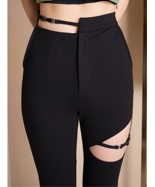 darich チェーンベルトフレアカットパンツ Darich（ダーリッチ）の「カットベルトフレアパンツ（その他