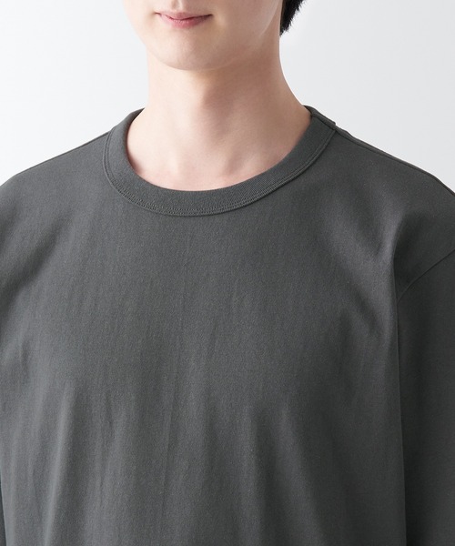 無印良品(ムジルシリョウヒン)の「洗いざらし太番手クルーネック長袖Tシャツ(Tシャツ/カットソー・メンズ・キャメル/ブラック/ブルー系1/ホワイト/ダークグレー/ダークグリーン・XS/XXL/M/L/XL/S)」の20枚目の写真