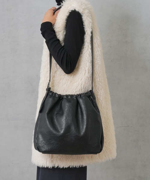 Actually(アクチュアリー)の「フェイクレザー 巾着バッグ(ショルダーバッグ・レディース・ブラウン/ブラック・フリー)」の2枚目の写真