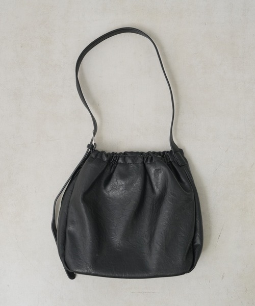 Actually(アクチュアリー)の「フェイクレザー 巾着バッグ(ショルダーバッグ・レディース・ブラウン/ブラック・フリー)」の6枚目の写真