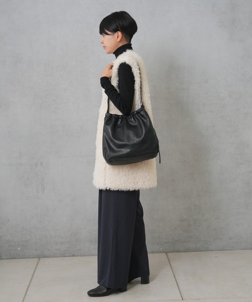 Actually(アクチュアリー)の「フェイクレザー 巾着バッグ(ショルダーバッグ・レディース・ブラウン/ブラック・フリー)」の4枚目の写真