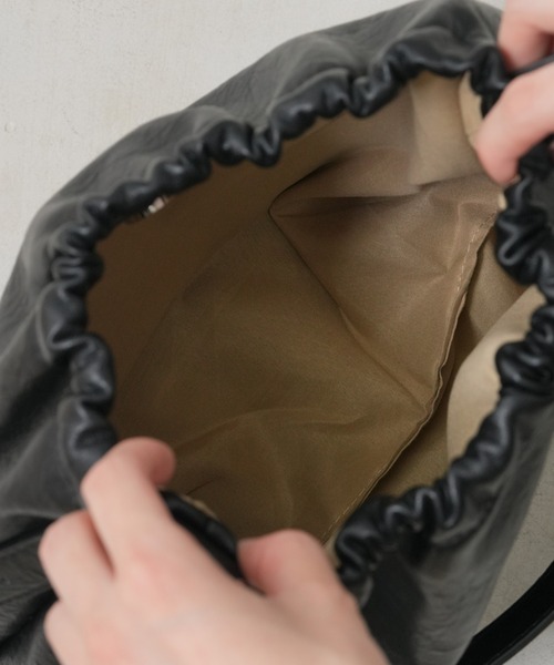 Actually(アクチュアリー)の「フェイクレザー 巾着バッグ(ショルダーバッグ・レディース・ブラウン/ブラック・フリー)」の7枚目の写真