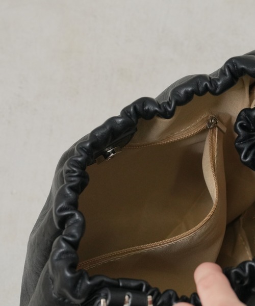 Actually(アクチュアリー)の「フェイクレザー 巾着バッグ(ショルダーバッグ・レディース・ブラウン/ブラック・フリー)」の8枚目の写真