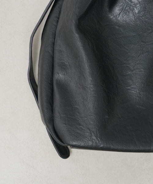 Actually(アクチュアリー)の「フェイクレザー 巾着バッグ(ショルダーバッグ・レディース・ブラウン/ブラック・フリー)」の11枚目の写真