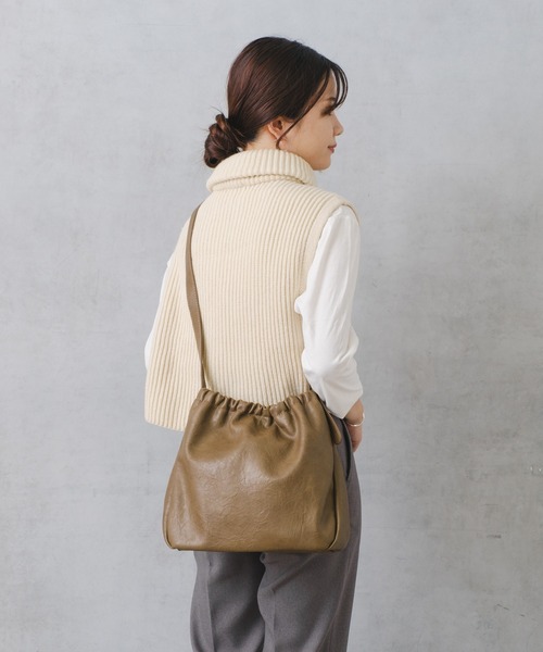 Actually(アクチュアリー)の「フェイクレザー 巾着バッグ(ショルダーバッグ・レディース・ブラウン/ブラック・フリー)」の15枚目の写真