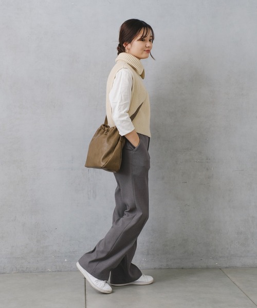 Actually(アクチュアリー)の「フェイクレザー 巾着バッグ(ショルダーバッグ・レディース・ブラウン/ブラック・フリー)」の16枚目の写真