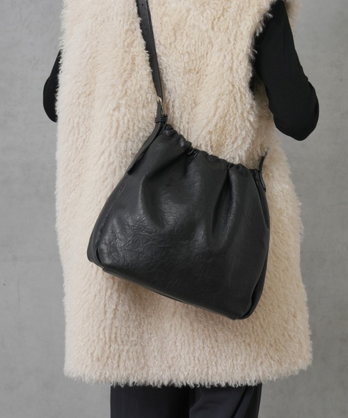 Actually(アクチュアリー)の「フェイクレザー 巾着バッグ(ショルダーバッグ・レディース・ブラウン/ブラック・フリー)」の3枚目の写真