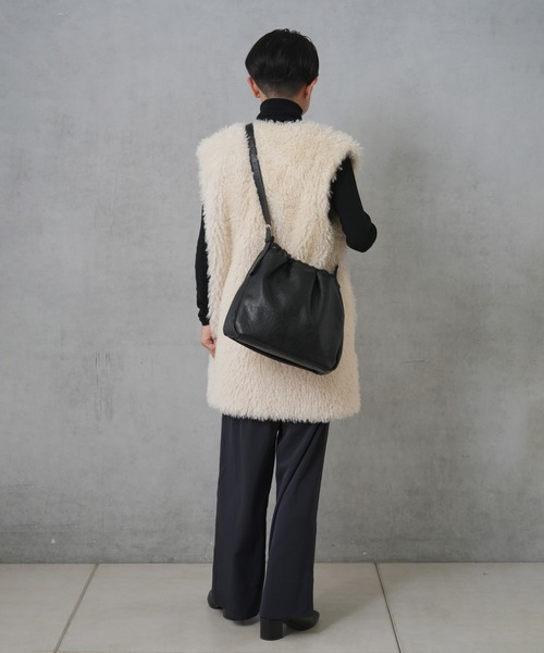 Actually(アクチュアリー)の「フェイクレザー 巾着バッグ(ショルダーバッグ・レディース・ブラウン/ブラック・フリー)」の5枚目の写真