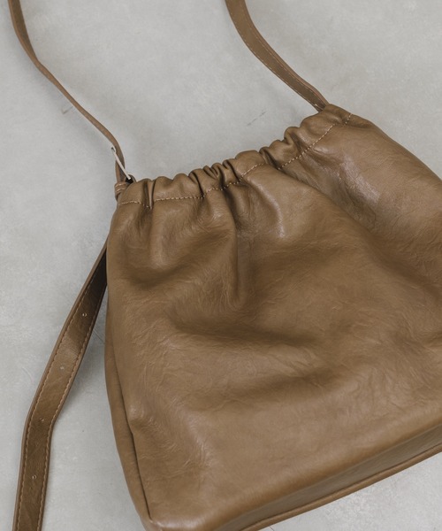 Actually(アクチュアリー)の「フェイクレザー 巾着バッグ(ショルダーバッグ・レディース・ブラウン/ブラック・フリー)」の18枚目の写真