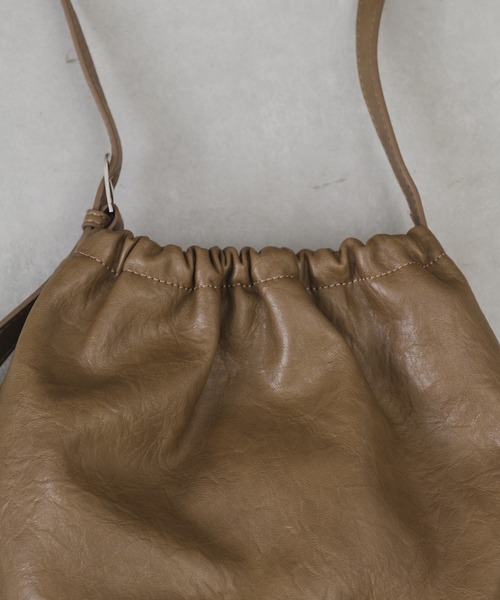 Actually(アクチュアリー)の「フェイクレザー 巾着バッグ(ショルダーバッグ・レディース・ブラウン/ブラック・フリー)」の19枚目の写真