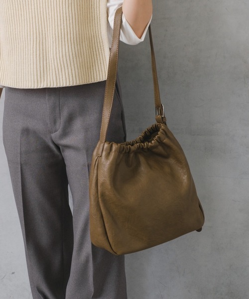 Actually(アクチュアリー)の「フェイクレザー 巾着バッグ(ショルダーバッグ・レディース・ブラウン/ブラック・フリー)」の13枚目の写真