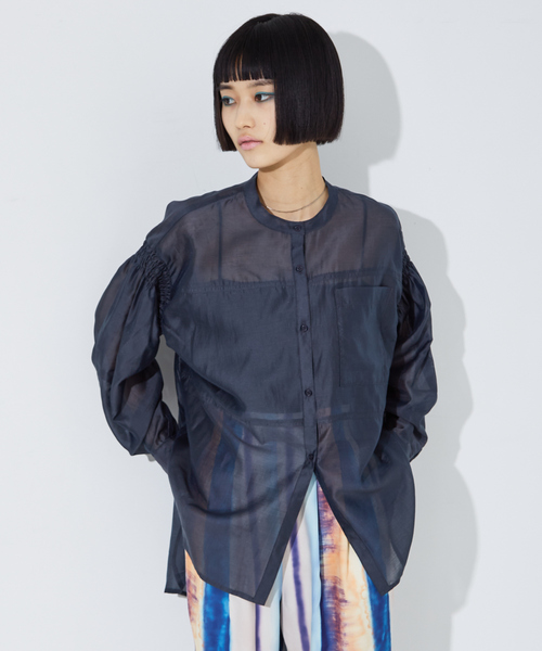 NOMINE(ノミネ)の「袖ギャザードロスト シアーシャツ(シャツ/ブラウス・レディース・セージグリーン/オフホワイト/チャコールグレー/ベージュ・フリー)」の4枚目の写真