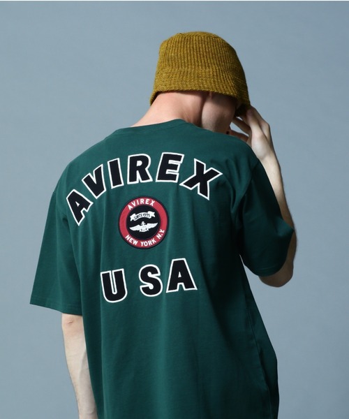 AVIREX(アヴィレックス)の「VARSITY LOGO T-SHIRT 2.0 / バーシティ ロゴ Tシャツ2.0 / AVIREX / アヴィレックス(Tシャツ/カットソー・メンズ・ブラック/ホワイト系2/サックスブルー/ネイビー/マスタード/ブラウン/ダークグリーン系/ピンク・L/M/XL/2XL)」の4枚目の写真