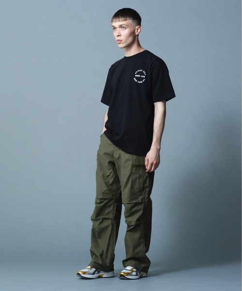 AVIREX(アヴィレックス)の「VARSITY LOGO T-SHIRT 2.0 / バーシティ ロゴ Tシャツ2.0 / AVIREX / アヴィレックス(Tシャツ/カットソー・メンズ・ブラック/ホワイト系2/サックスブルー/ネイビー/マスタード/ブラウン/ダークグリーン系/ピンク・L/M/XL/2XL)」の14枚目の写真