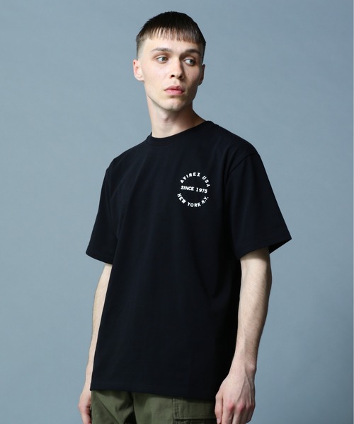 AVIREX(アヴィレックス)の「VARSITY LOGO T-SHIRT 2.0 / バーシティ ロゴ Tシャツ2.0 / AVIREX / アヴィレックス(Tシャツ/カットソー・メンズ・ブラック/ホワイト系2/サックスブルー/ネイビー/マスタード/ブラウン/ダークグリーン系/ピンク・L/M/XL/2XL)」の20枚目の写真