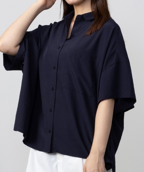 HusHusH（ハッシュアッシュ）の「HusHusH ハッシュアッシュ バックフリルサテンシャツ（シャツ/ブラウス・レディース・イエロー系その他/ライトグレー/ネイビー・L/M/S）」の2枚目の写真