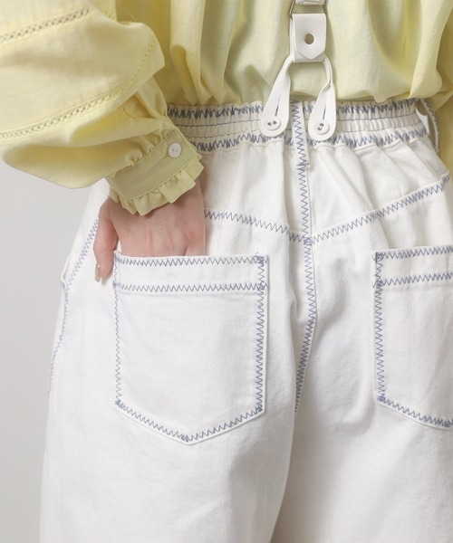 somari imagination(ソマリ イマジネーション)の「『フリルサスペンダー付きデニム』(デニムパンツ・レディース・ホワイト/インディゴブルー・1/2)」の3枚目の写真