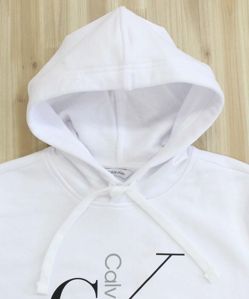 Calvin Klein(カルバン・クライン)の「CK ミックス ロゴ モノグラム Po パーカー(パーカー・メンズ・ホワイト/ブラック・M/S/L/XL)」の9枚目の写真