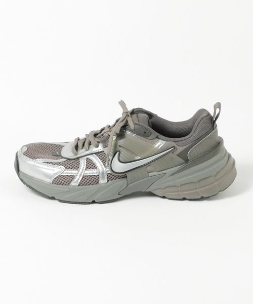 NIKE（ナイキ）の「【NIKE(ナイキ)】V2K ラン（スニーカー・メンズ・グレー/ホワイト/ブラック/チャコール・27.5/26.5）」の4枚目の写真