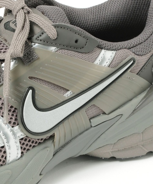 NIKE（ナイキ）の「【NIKE(ナイキ)】V2K ラン（スニーカー・メンズ・グレー/ホワイト/ブラック/チャコール・27.5/26.5）」の6枚目の写真