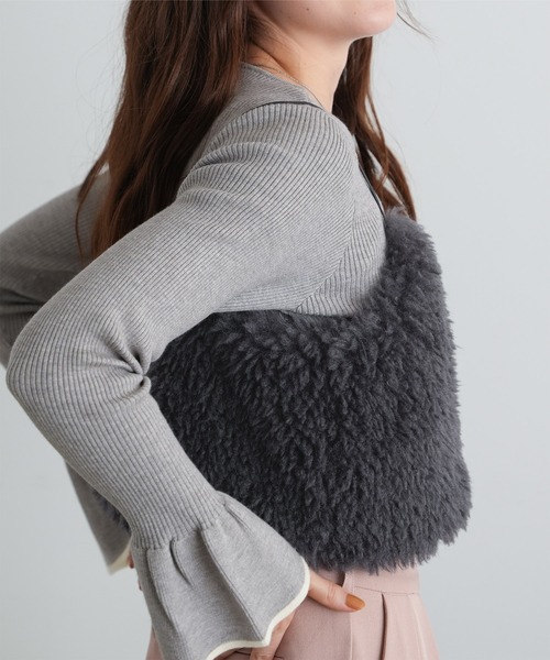 titivate(ティティベイト)の「フェイクシープファービスチェ(キャミソール・レディース・アイボリー/チャコール・M)」の9枚目の写真