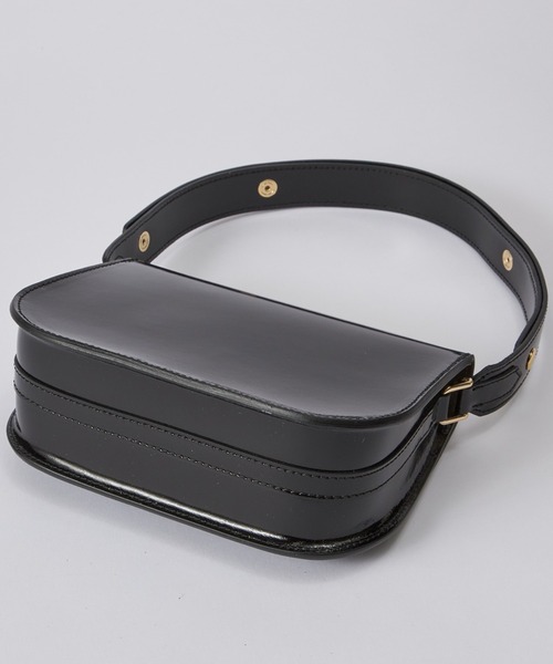 CHRISTIAN VILLA（クリスチャンヴィラ）の「フラップレザーショルダーバッグ《CHRISTIAN VILLA》（ハンドバッグ・レディース・ベージュ/ブラック・フリー）」の6枚目の写真