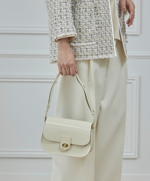 CHRISTIAN VILLA（クリスチャンヴィラ）の「フラップレザーショルダーバッグ《CHRISTIAN VILLA》（ハンドバッグ・レディース・ベージュ/ブラック・フリー）」の13枚目の写真