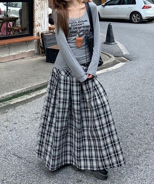 leune（ルネ）の「ベルトデザインチェックロングスカート