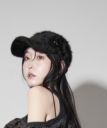 Y/lim（イリム）の「タイニーピン付ファーキャップ（キャップ）」