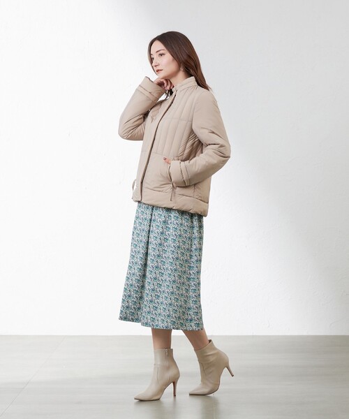 amaca（アマカ）の「ロイカストレッチショートダウンコート（ダウンジャケット/コート・レディース・ベージュ/ダークネイビー・40/38）」の4枚目の写真