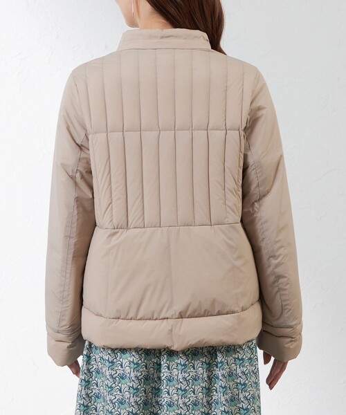 amaca（アマカ）の「ロイカストレッチショートダウンコート（ダウンジャケット/コート・レディース・ベージュ/ダークネイビー・40/38）」の5枚目の写真