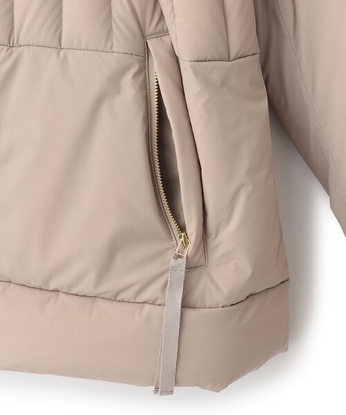 amaca（アマカ）の「ロイカストレッチショートダウンコート（ダウンジャケット/コート・レディース・ベージュ/ダークネイビー・40/38）」の8枚目の写真