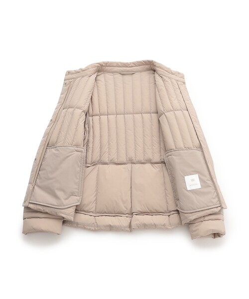 amaca（アマカ）の「ロイカストレッチショートダウンコート（ダウンジャケット/コート・レディース・ベージュ/ダークネイビー・40/38）」の12枚目の写真