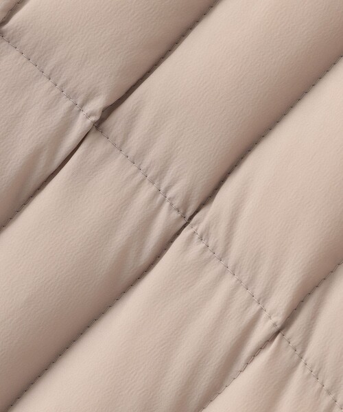 amaca（アマカ）の「ロイカストレッチショートダウンコート（ダウンジャケット/コート・レディース・ベージュ/ダークネイビー・40/38）」の13枚目の写真