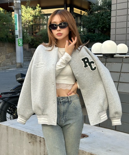 RAY CASSIN（レイカズン）の「サガラワッペンルーズスタジャン（スタジャン・レディース・ベージュ/ネイビー/グレー・FREE）」の2枚目の写真