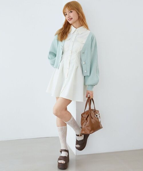 MAJESTIC LEGON(マジェスティックレゴン)の「リボンチャームビジューボタンカーデ(カーディガン/ボレロ・レディース・ミント/ピンク/アイボリー/ブルー・MEDIUM)」の3枚目の写真