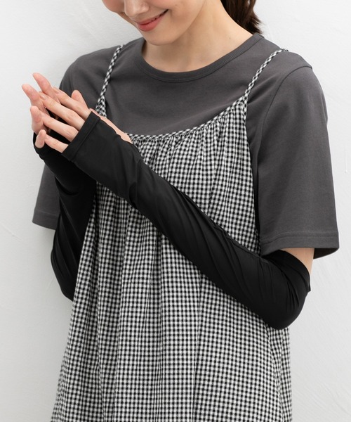 Honeys（ハニーズ）の「【ハニさら・接触冷感・吸水冷感・抗菌防臭・ＵＶカット】アームカバー／４０ｃｍ（アームカバー・レディース・ブラック/ライトグレー・FREE）」の2枚目の写真