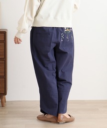 EMAGO ポケット花刺繍スリットパンツ