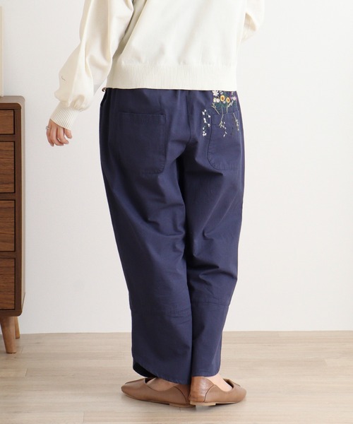 Emago(イマゴ)の「EMAGO ポケット花刺繍スリットパンツ(その他パンツ・レディース・グレー/グリーン/ネイビー・FREE)」の2枚目の写真