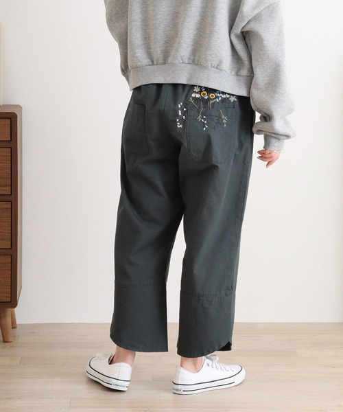 Emago(イマゴ)の「EMAGO ポケット花刺繍スリットパンツ(その他パンツ・レディース・グレー/グリーン/ネイビー・FREE)」の3枚目の写真