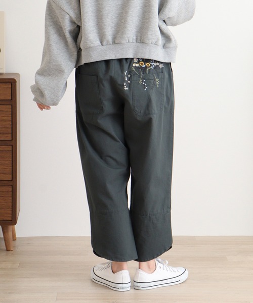 Emago(イマゴ)の「EMAGO ポケット花刺繍スリットパンツ(その他パンツ・レディース・グレー/グリーン/ネイビー・FREE)」の5枚目の写真